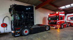 20251019-Tom-Holding-00113